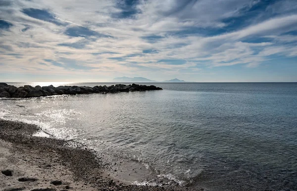 Praia natural na ilha da Grécia . — Fotografia de Stock