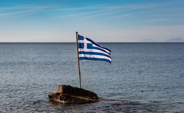 Linia brzegowa z flagą Grecji. — Zdjęcie stockowe