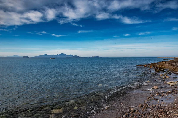 Uitzicht op het natuurlijke strand. — Stockfoto