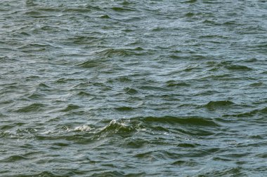 Dalgalı suyun yüzeyi.