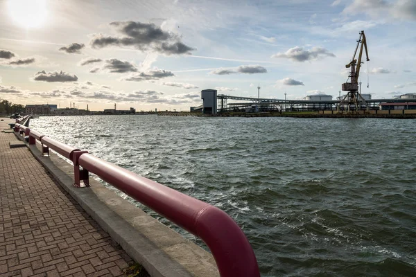 Uitzicht op de kust van de rivier. — Stockfoto