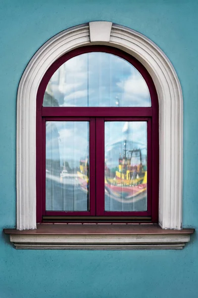 Window with reflection of ship. — Stockfoto