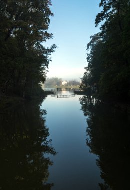 Bir sisli sabahta göl.
