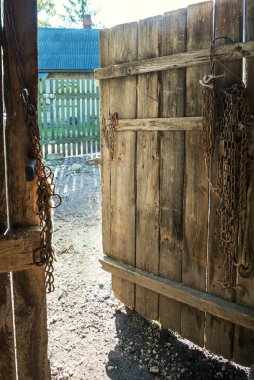 Kırsalda ahır kapısı.