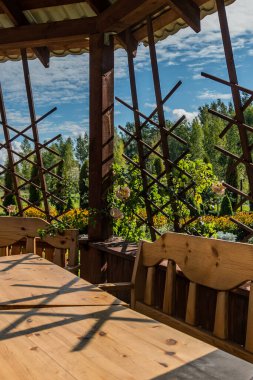 Masalı ve sandalyeli bir çardak..