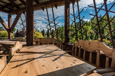 Masalı ve sandalyeli bir çardak..