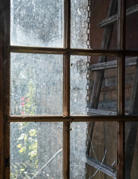 Okno stary stodoła. — Zdjęcie stockowe