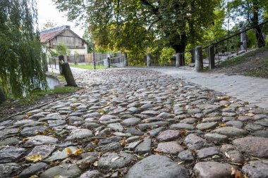 Küçük köprü ve taş kaldırım.