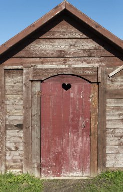 Kalbi olan kırmızı tuvalet..