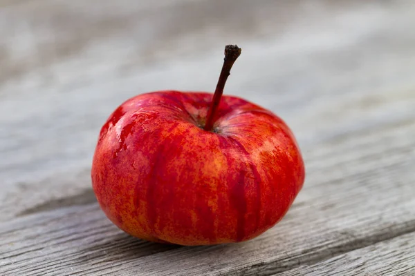 Äpple på träytan. — Stockfoto