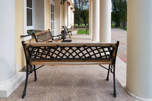 Benches in garden of manor house. — 스톡 사진