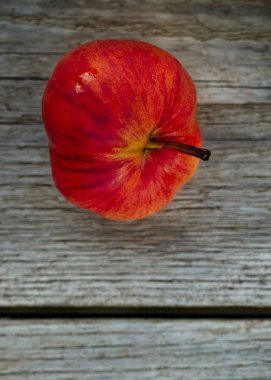 ahşap yüzey üzerinde elma.