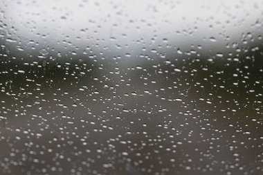 Yağmurlu araba penceresi.