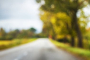 Bir sonbaharda odaklanmamış yol.