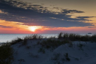Baltık Denizi kıyısında gün batımı.