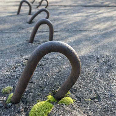 Metal nesnelerle beton yüzeyi.