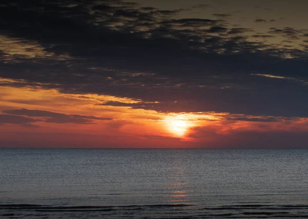 Zonsondergang aan de kust van de Oostzee. — Stockfoto