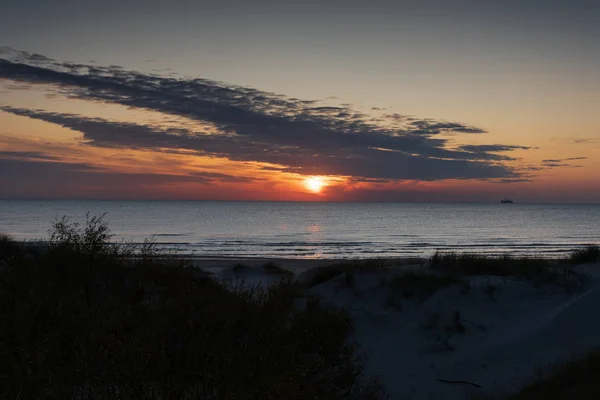 Zonsondergang aan de kust van de Oostzee. — Stockfoto