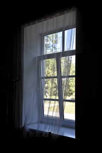 Ventana con cortinas blancas . —  Fotos de Stock