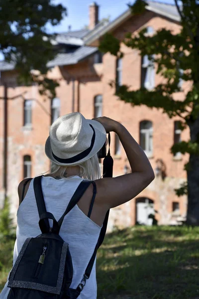 관광 명소에 있는 여성 사진 작가. — 스톡 사진