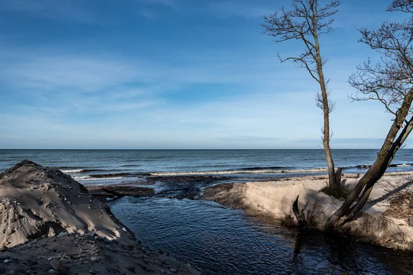 Río que fluye hacia el mar Báltico . — Foto de Stock