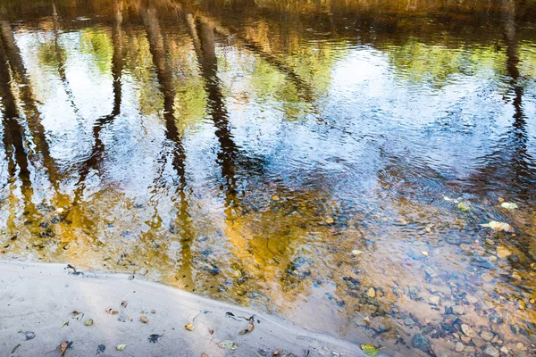 Riflessione sulla superficie dell'acqua . — Foto Stock