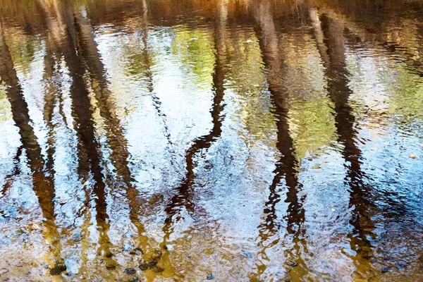 Reflexión sobre la superficie del agua . — Foto de Stock