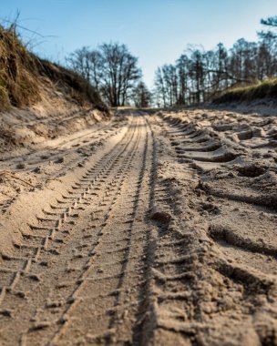 Kum yolundaki tekerleğin doğal kaba izi..