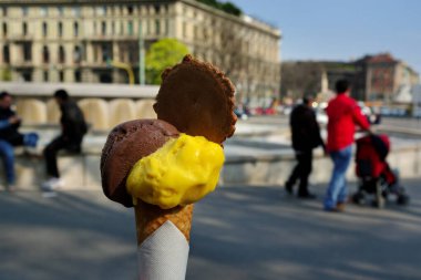 İtalya 'da eriyen dondurma topları.