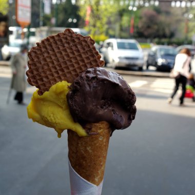 İtalya 'da eriyen dondurma topları.