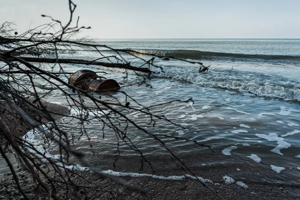 水に古いバレルとバルト海のビーチで地滑りを表示します — ストック写真