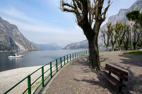 Promenáda Podél Pobřeží Jezera Como Itálii — Stock fotografie
