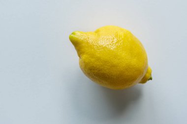 Beyaz arkaplanda sarı limon.