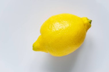 Beyaz arkaplanda sarı limon.