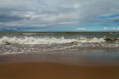 Baltık Denizi 'nin doğal kıyısına bakın.