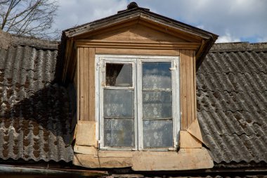 Eski tavan arası penceresine bak.