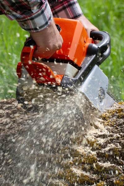 Man Werkend Met Professionele Kettingzaag — Stockfoto