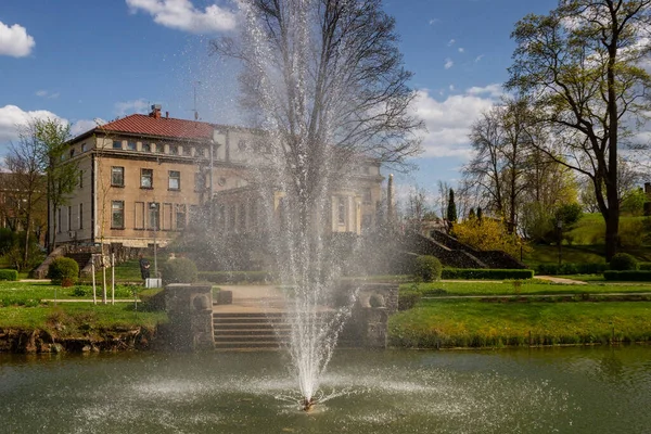 Pohled Jezírko Fontánou Cesis — Stock fotografie