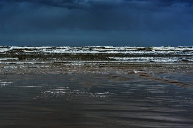 Bulutlu bir günde denize bak.