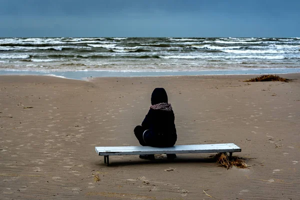 一人で海のベンチに座って — ストック写真