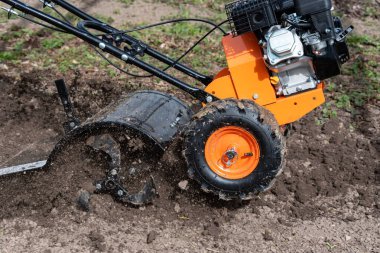 İlkbaharda işçiler toprağı otoyol bloğuna sürüyorlar..