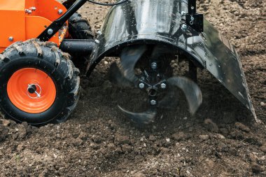 İlkbaharda işçiler toprağı otoyol bloğuna sürüyorlar..