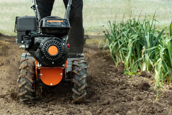 Robotnik Orka Ziemia Przez Blok Czasie Wiosny — Zdjęcie stockowe