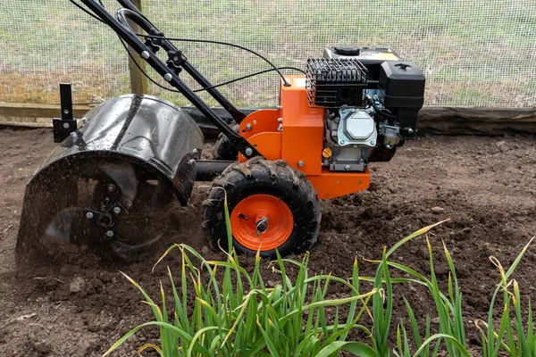 Trabajador Arar Tierra Por Bloque Motor Tiempo Primavera — Foto de Stock