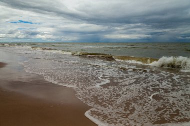 Baltık Denizi 'nin doğal kıyısına bakın.