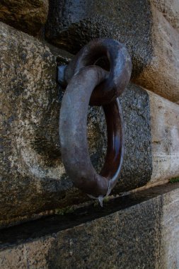 Roma 'da köprü duvarında metal halka.