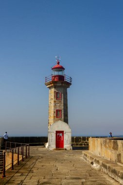 Porto 'daki eski deniz feneriyle bene bak.