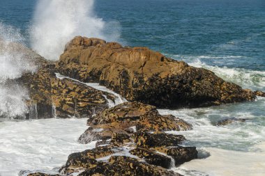 Atlantik Okyanusu 'nun taştan kıyılarına su sıçrıyor.