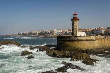 Porto, Portekiz 'in en büyük ikinci şehridir ve Portekiz' in en büyük şehridir. 5 Eylül 2016 tarihinde Atlantik Okyanusu 'nun köstebek kıyı şeridine bakın, Porto, Portekiz.