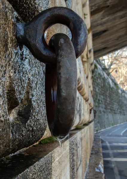Μεταλλικό Δαχτυλίδι Στον Τοίχο Της Γέφυρας Στη Ρώμη — Φωτογραφία Αρχείου